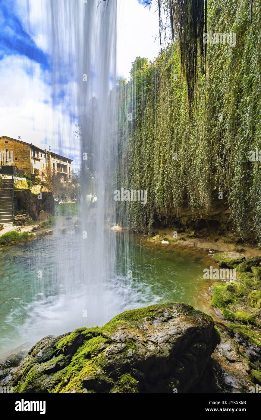 Chemin Paseo del Molinar, Cascade de la rivière Molinar, Tobera, Parc naturel Montes Obarenes-San Zadornil, Las Merindades, Burgos, Castilla y Leon, Espagne, E Banque D'Images