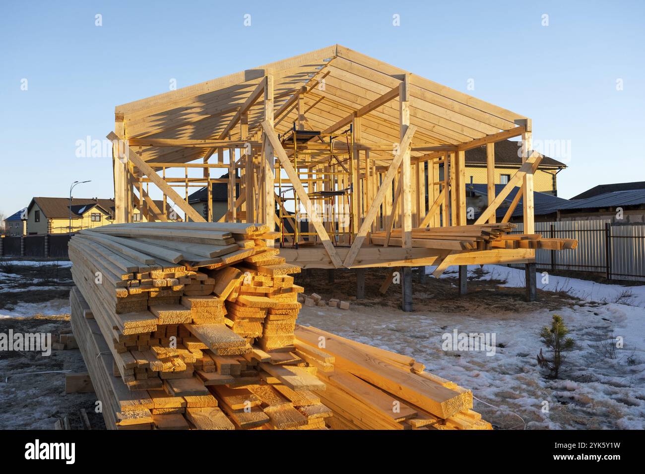 Construction d'une maison à ossature en bois, ossature de la fondation, murs, toit sur pilotis est un site de construction, le processus de construction d'un cadre Banque D'Images