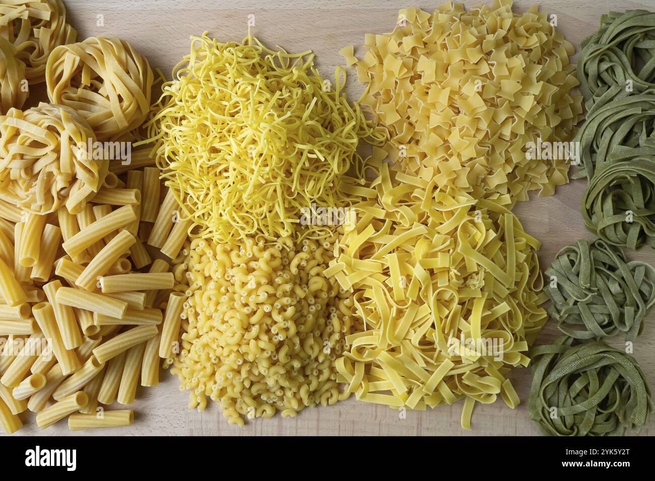 Disposition des pâtes italiennes crues, différents types et formes de pâtes Banque D'Images