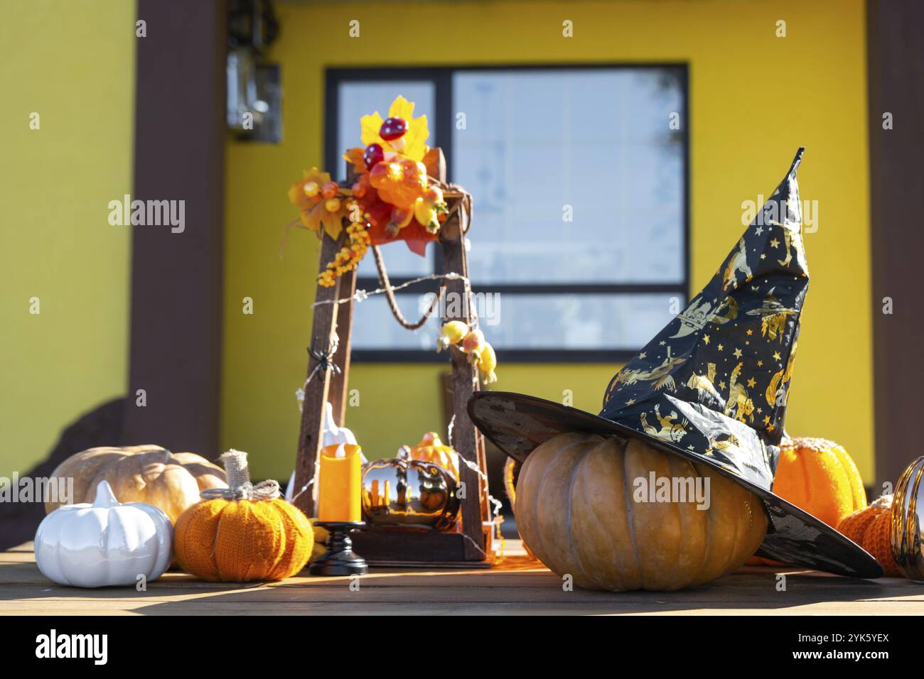 Décor d'automne sur le porche de la maison à l'extérieur dans la cour de citrouille, lanterne, guirlandes, chapeaux, lanterne Jack. Fête d'Halloween, humeur d'automne, Harvest fe Banque D'Images