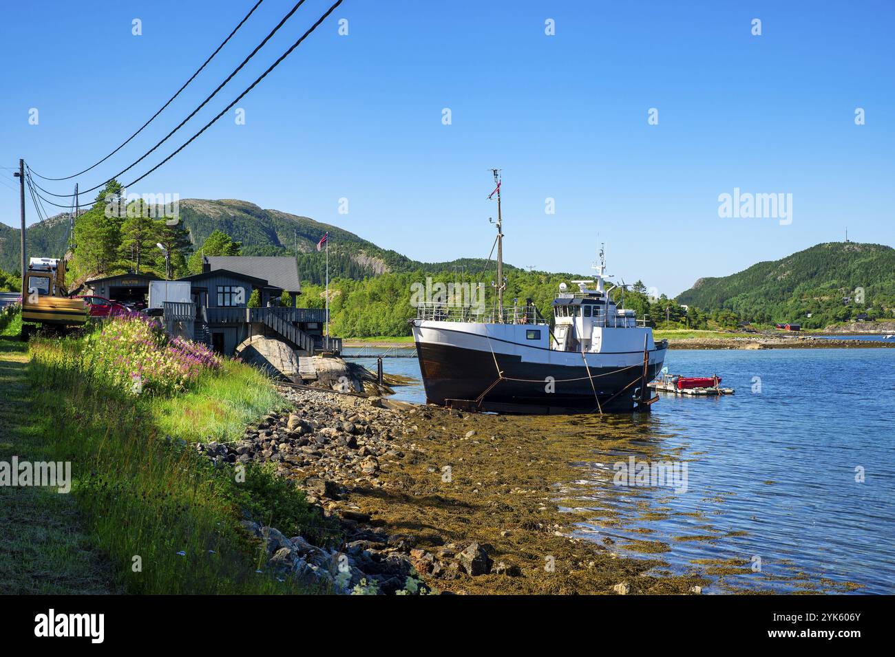 Chalutier de pêche amarré, maison d'habitation, Aglenvegen 708, Tommerviksundet, Finnanger, Norvège, Europe Banque D'Images