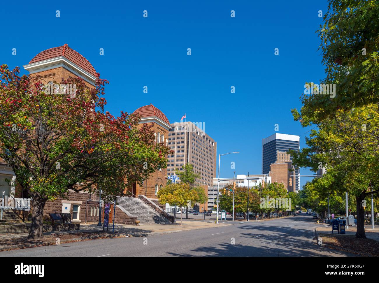 Église baptiste de 16th Street de 6th St N regardant vers le centre-ville, civil Rights Distrinct, Birmingham, Alabama, États-Unis Banque D'Images