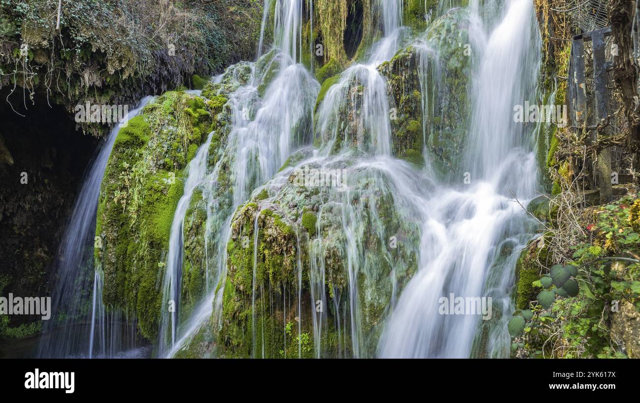 Chemin Paseo del Molinar, Cascade de la rivière Molinar, Tobera, Parc naturel Montes Obarenes-San Zadornil, Las Merindades, Burgos, Castilla y Leon, Espagne, E Banque D'Images