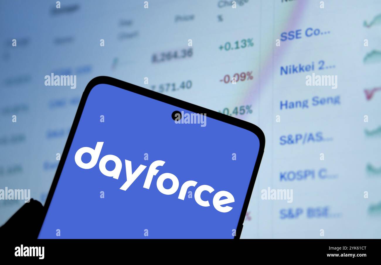 Le logo Dayforce est affiché sur le smartphone. Dayforce Inc fournit des logiciels et des services RH dans le monde entier. Banque D'Images