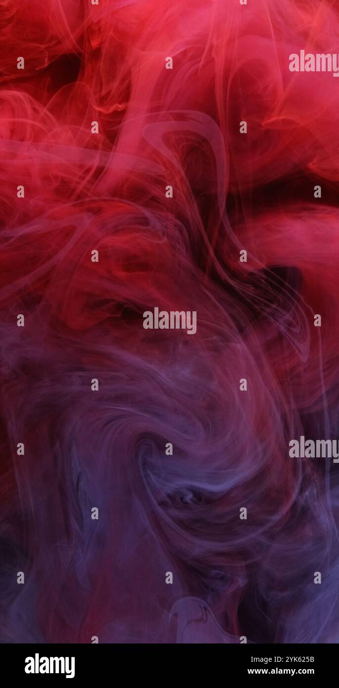 Texture vapeur néon. Explosion de fumée de teinture. Brume d'éclaboussure d'encre de couleur pourpre rouge vague flottante répandant le fond abstrait onirique. Banque D'Images