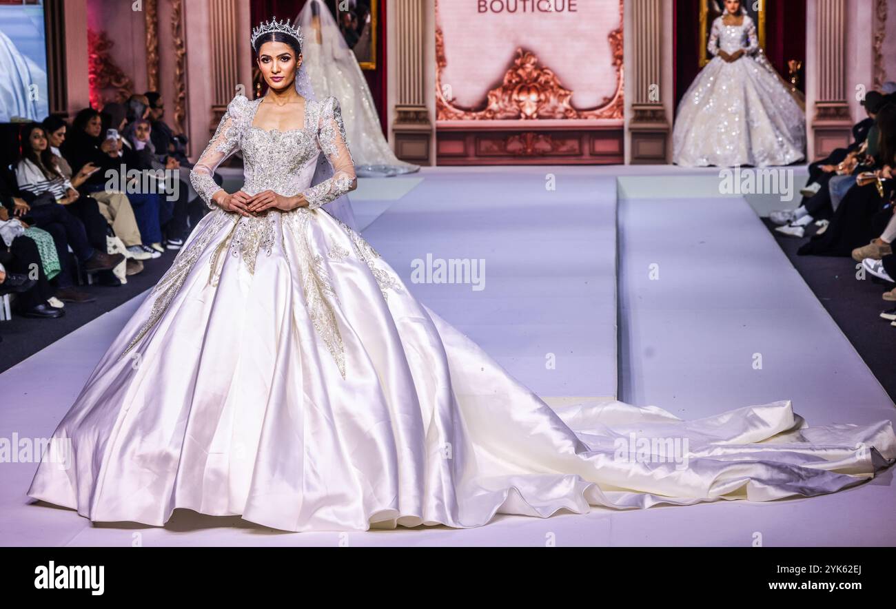 Novotel Hammersmith London 17 novembre 2024, Platinum Group Indian Fashion week débute par un défilé haut en couleur pour mariées et mariées, mettant en vedette les tenues de mariage les plus colorées. Paul Quezada-Neiman/Alamy Live News Credit : Paul Quezada-Neiman/Alamy Live News Banque D'Images