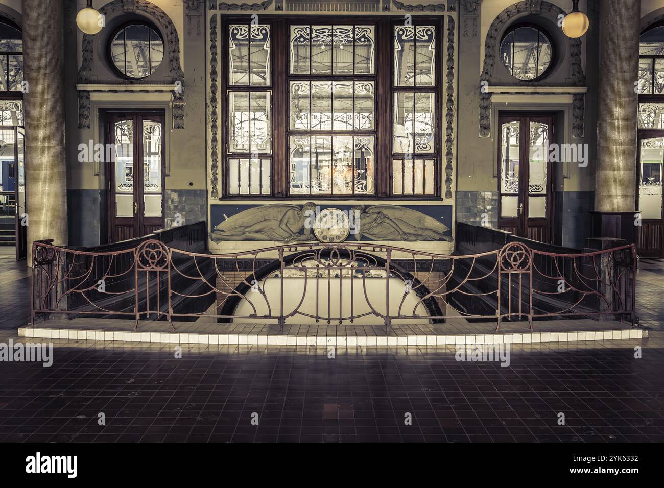 Design intérieur historique avec des lignes courbes, des fenêtres en verre et des balustrades décoratives, Prague, gare, historique Banque D'Images