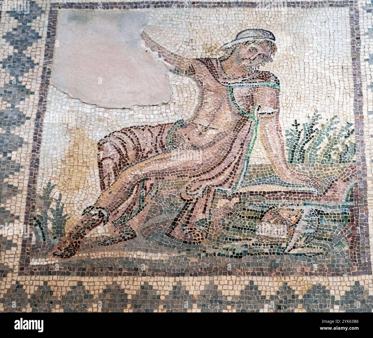 Maison de Dionysos, Paphos: “Narcisse” représentation mosaïque de Narcisse, fils d’un Dieu fluvial et d’une nymphe, en admirant sa réflexion dans l’eau du lac Banque D'Images