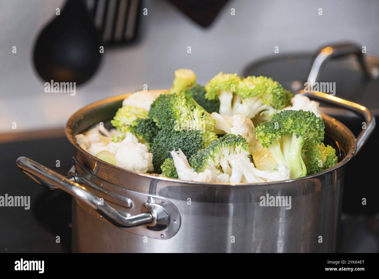 Le brocoli et le chou-fleur sont cuits à la vapeur dans une casserole, une alimentation saine, des aliments pour bébés, la cuisson dans un cuiseur à vapeur Banque D'Images