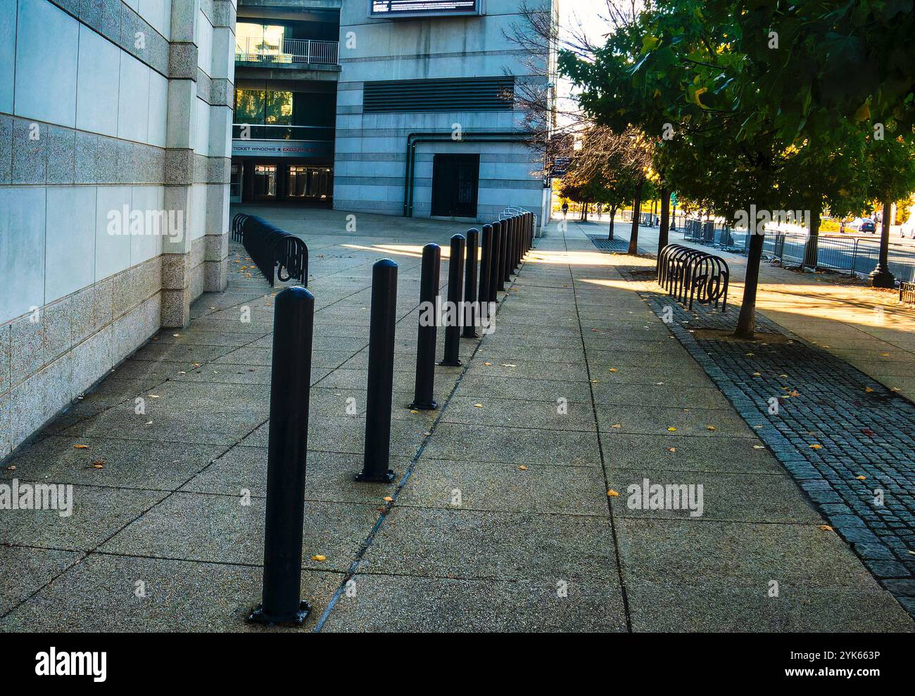 Une barrière sur le trottoir devant le stade de baseball Nationals Park sur South Capitol Street à Washington D.C. Banque D'Images
