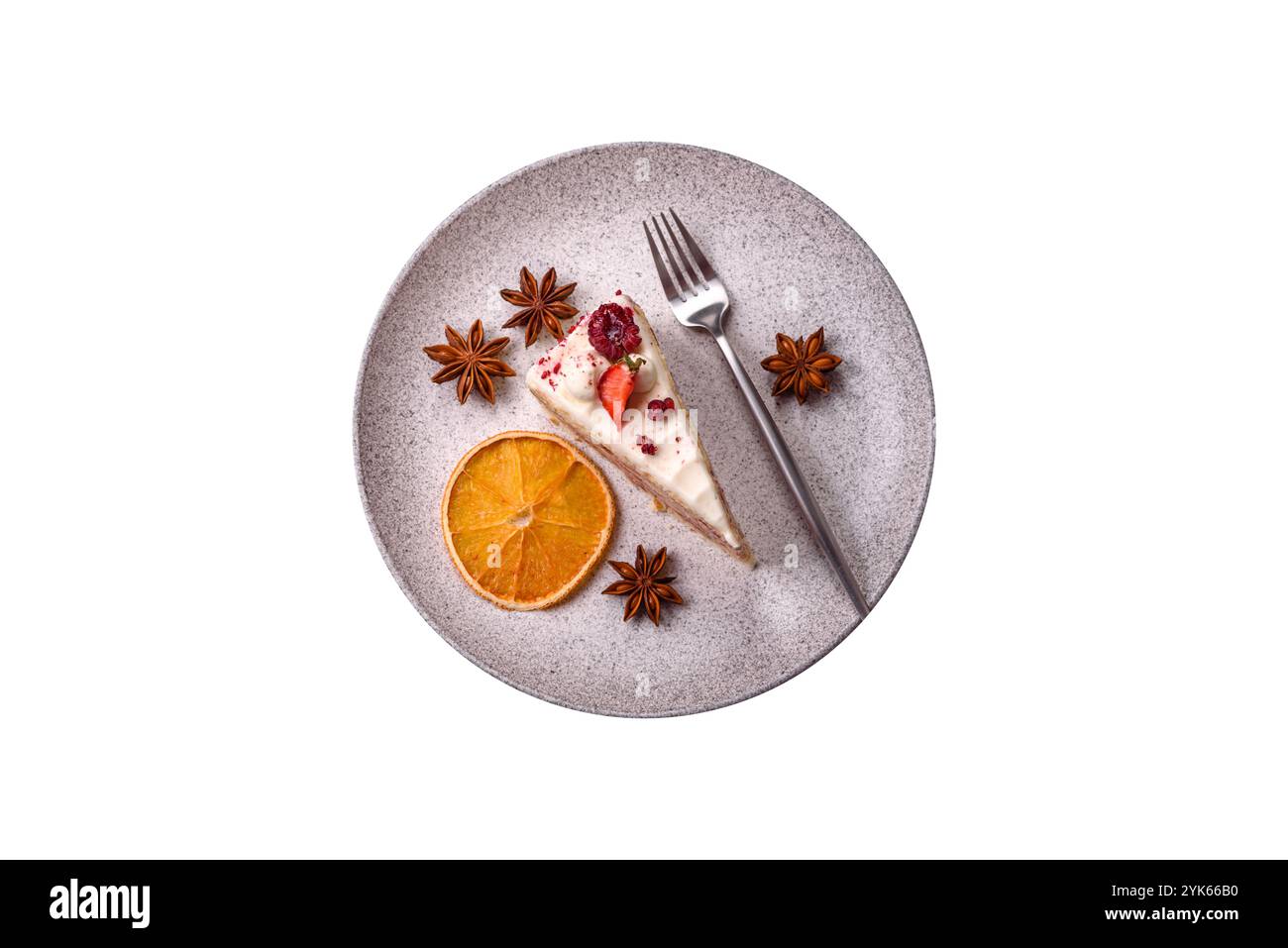 Morceau de gâteau à couche sucrée avec de la crème blanche, des framboises et des fraises sur un fond blanc Banque D'Images