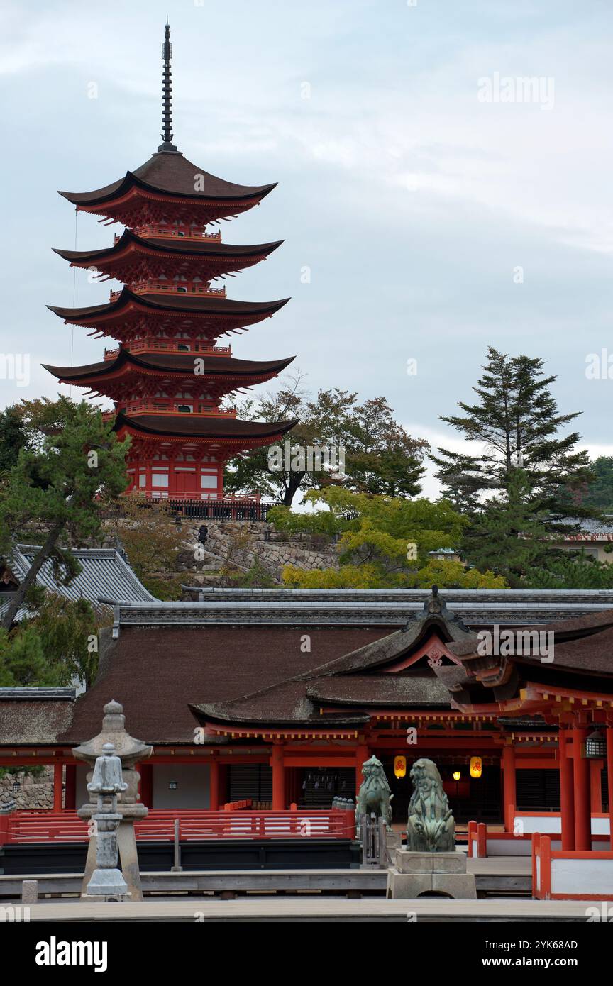 Vue du sanctuaire shinto Itsukushima Jinja et de la pagode de 5 étages sur l'île de Miyajima à Hatsukaichi, préfecture d'Hiroshima, Japon. Banque D'Images