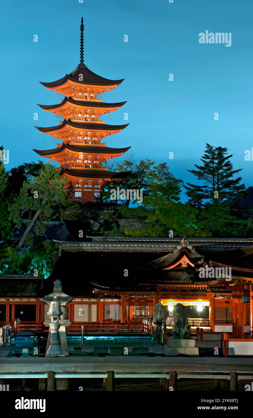 Vue en soirée du sanctuaire Itsukushima Jinja Shinto et de la pagode de 5 étages sur l'île de Miyajima à Hatsukaichi, préfecture d'Hiroshima, Japon. Banque D'Images