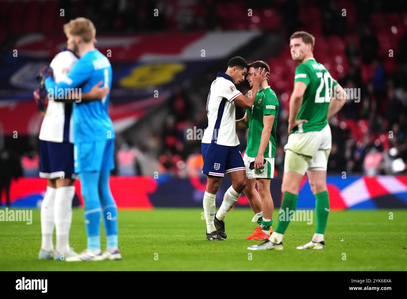 L'Anglais Jude Bellingham et l'Irlandais Jayson Molumby après le coup de sifflet final du match du Groupe B2 de l'UEFA Nations League au stade de Wembley, Londres. Date de la photo : dimanche 17 novembre 2024. Banque D'Images