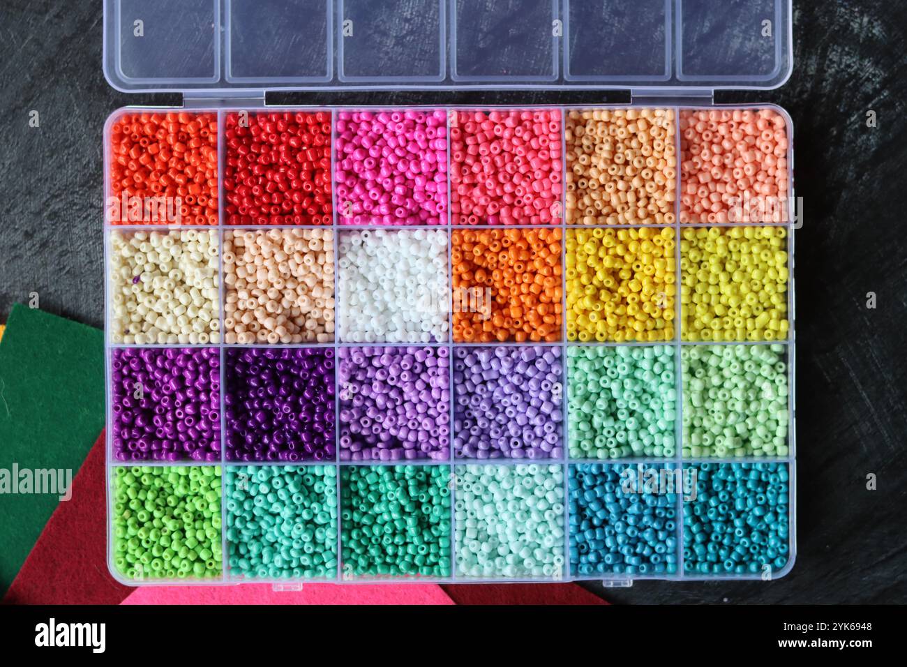 Perles de verre colorées dans une boîte. Belles perles de verre minuscules pour la broderie. Perles dans la boîte de compartiment pour l'artisanat. Banque D'Images