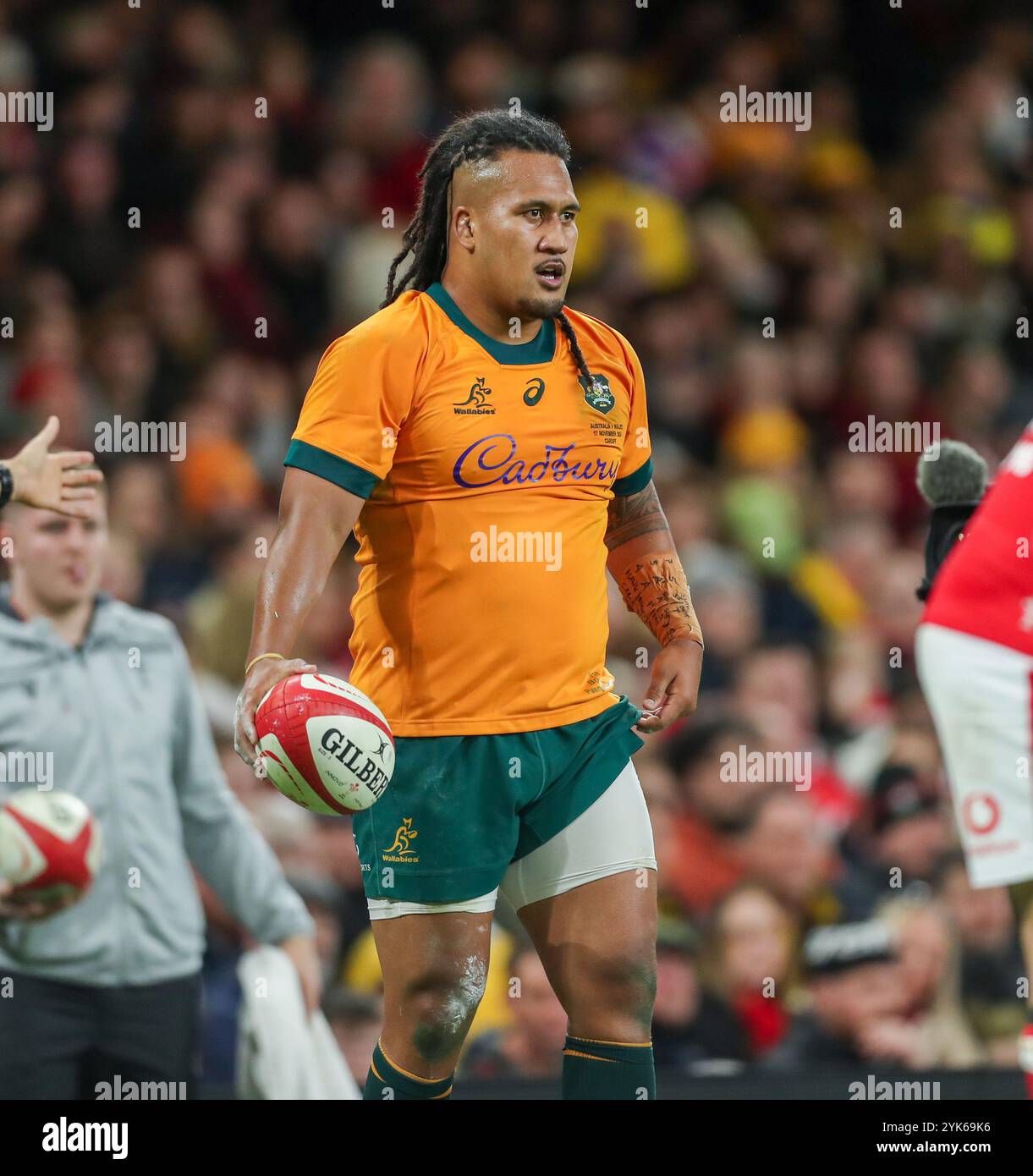 17 novembre 2024 ; Principality Stadium, Cardiff, pays de Galles : Autumn Rugby International, pays de Galles contre Australie ; Brandon Paenga-Amosa d'Australie s'aligne sur la ligne Banque D'Images