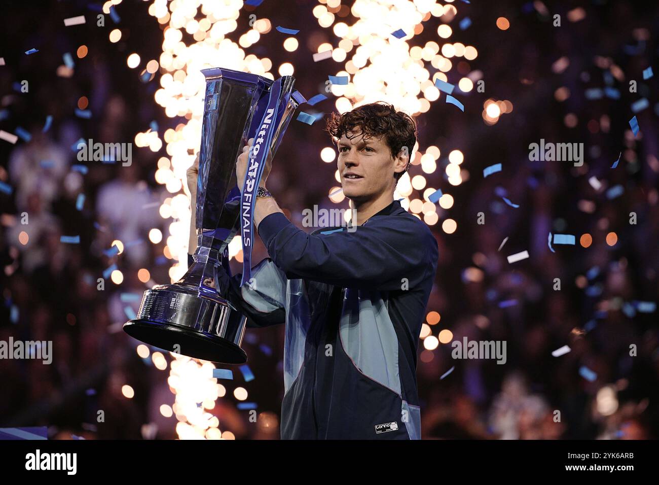 Torino, Italie. 17 novembre 2024. L'Italien Jannik Sinner célèbre avec le trophée après avoir gagné après le match de tennis final en simple de l'ATP World Tour finals contre l'américain Taylor Fritz à l'Inalpi Arena de Turin, Italie - Sport - dimanche 17 novembre 2024. (Photo de Marco Alpozzi/Lapresse) crédit : LaPresse/Alamy Live News Banque D'Images