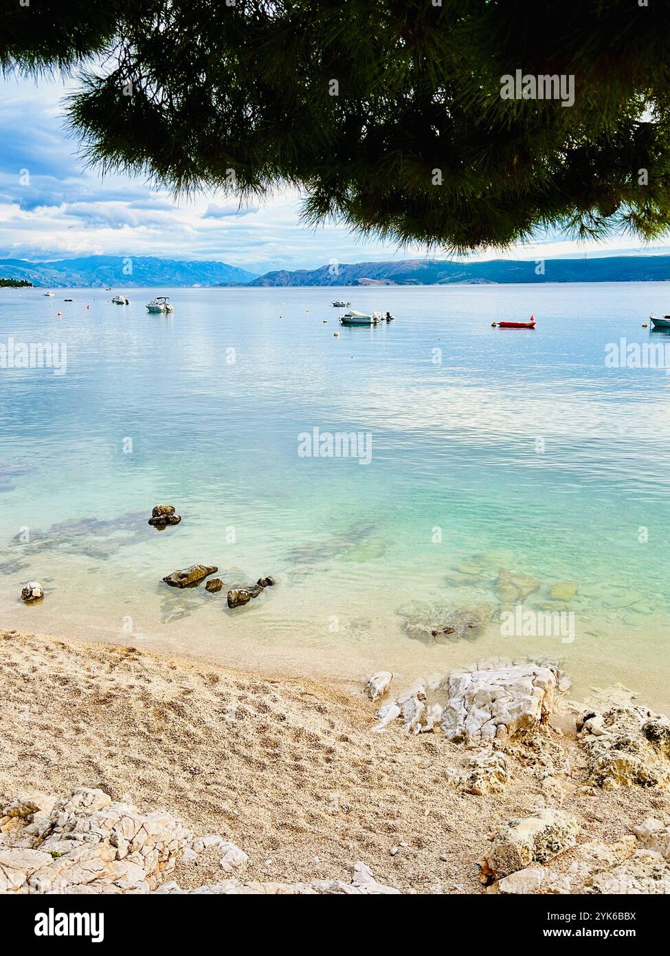 Belle plage de galets de mer propre - Image de stock capturée avec un smartphone
