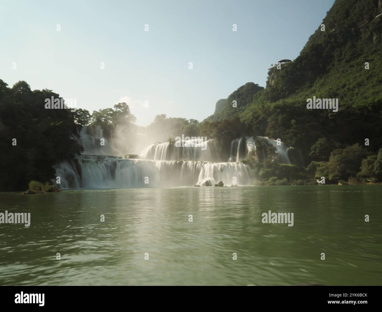 Majestueuses cascades de Ban Gioc : chef-d'œuvre de la nature au Vietnam Banque D'Images