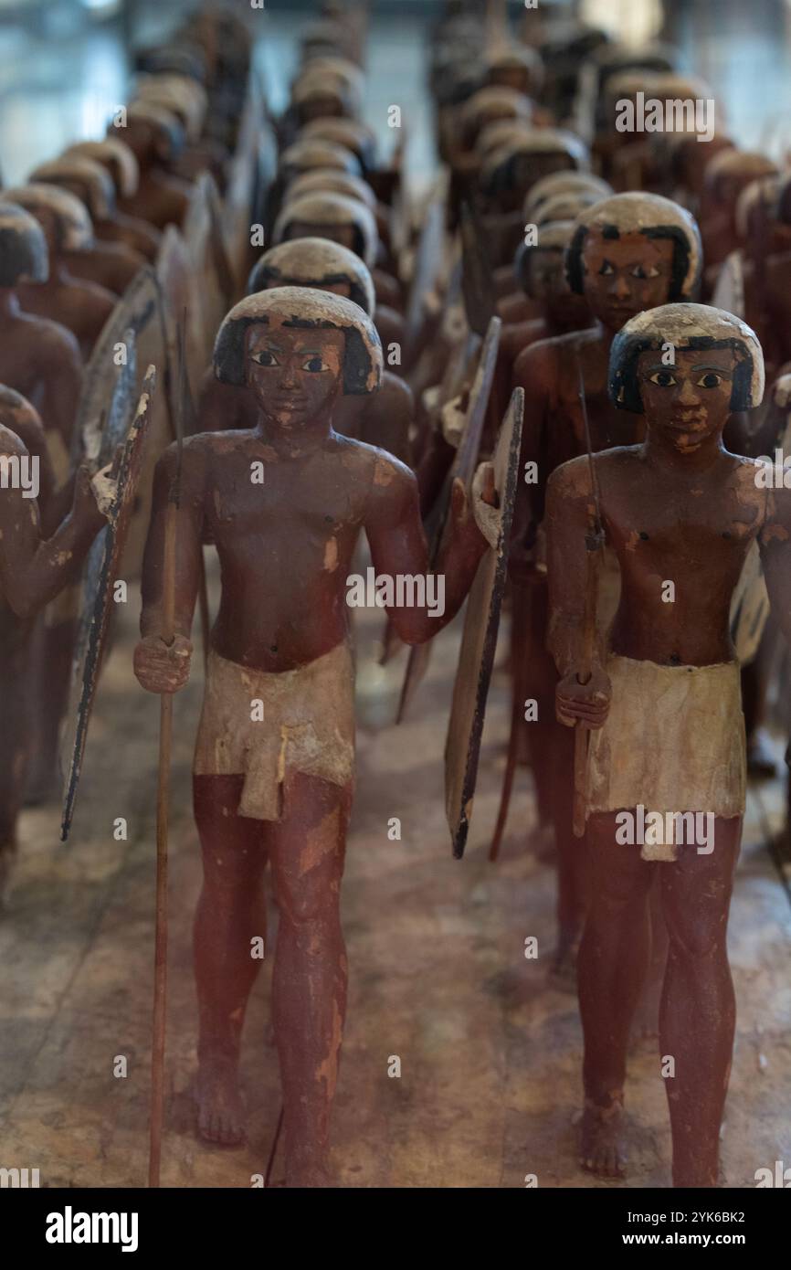 Ces modèles en bois vieux de 4 000 ans de fers de lance égyptiens tenant de grands boucliers sont exposés dans une galerie du Grand Musée égyptien nouvellement ouvert. Banque D'Images