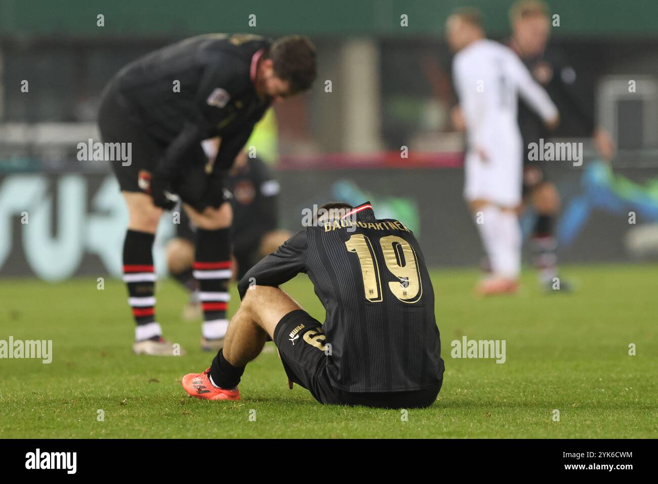 Vienne, Autriche. 17 novembre 2024. VIENNE, AUTRICHE - 17 NOVEMBRE : Christoph Baumgartner d'Autriche et Michael Gregoritsch d'Autriche semblent épuisés et frustrés après le match 1:1 de l'UEFA Nations League - League B Group B3 entre l'Autriche et la Slovénie au Ernst Happel Stadion le 17 novembre 2024 à Vienne, Autriche .241117 SEPA 07 046 - 20241117 PD9626 crédit : APA-PictureDesk/Alamy Live News Banque D'Images