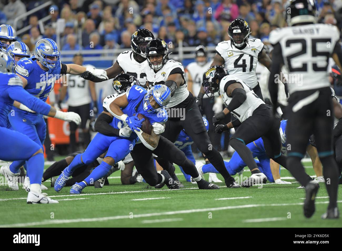 DETROIT, mi - 17 NOVEMBRE : les Lions de Détroit RB David Montgomery (5) se fait affronter par Jacksonville Jaguars S (5) Andre Cisco lors du match entre les Jaguars de Jacksonville et les Lions de Détroit le 17 novembre 2024 au Ford Field à Detroit, mi (photo par Allan Dranberg/CSM) (image crédit : © Allan Dranberg/Cal Sport Media) Banque D'Images