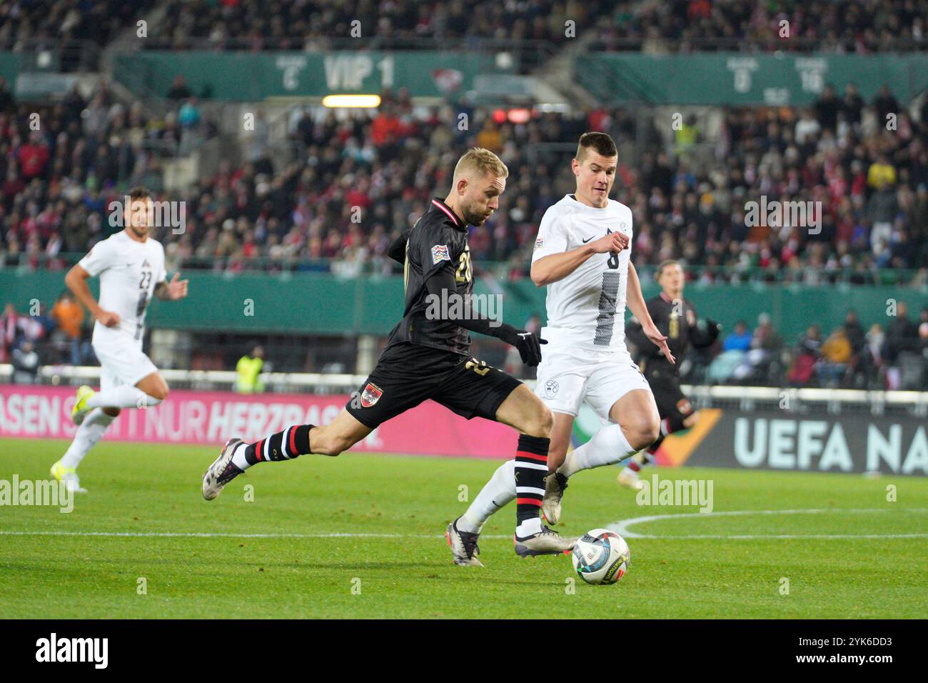 Linz, Autriche. 17 novembre 2024. LINZ, AUTRICHE - 17 NOVEMBRE : Konrad Laimer, autrichien, et Jaka Bijol, slovène, lors du match du Groupe B3 de la Ligue B de l'UEFA 2024/25 entre l'Autriche et la Slovénie le 17 novembre 2024 à Vienne, Autriche.241117 SEPA 19 087 - 20241117 PD9663 crédit : APA-PictureDesk/Alamy Live News Banque D'Images