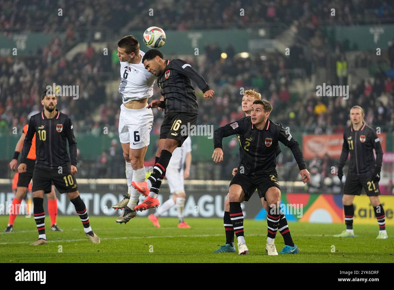 Linz, Autriche. 17 novembre 2024. LINZ, AUTRICHE - 17 NOVEMBRE : Florian Grillitsch d'Autriche, Jaka Bijol de Slovénie, Philipp Mwene d'Autriche et Maximilian Woeber d'Autriche lors du match UEFA Nations League B Group B3 2024/25 entre l'Autriche et la Slovénie le 17 novembre 2024 à Vienne, Autriche.241117 SEPA 19 078 - 20241117 PD9696 crédit : APA-PictureDesk/Alamy Live News Banque D'Images