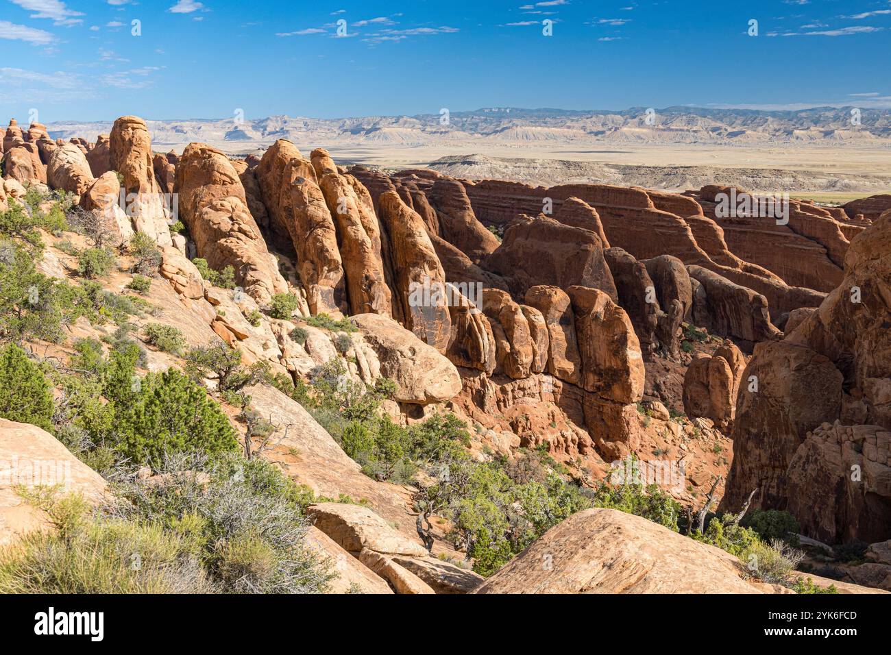 Vue panoramique sur les ailerons rocheux du sentier Devils Garden dans le parc national d'Arches dans l'Utah Banque D'Images