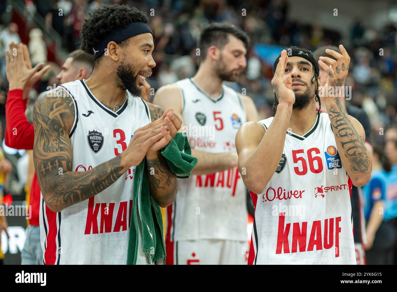 Ludwigsburg, Deutschland. 17 novembre 2024. Mike Davis Jr. (FIT/One Wuerzburg Baskets, #03), Owen Klassen (FIT/One Wuerzburg Baskets, #05), Jhivvan Jackson (FIT/One Wuerzburg Baskets, #56), GER, MHP Riesen Ludwigsburg v. FIT/One Wuerzburg Baskets, easycredit BBL, Basketball, Bundesliga, 9. Spieltag, Spielzeit 2024/2025, 17.11.2024, Foto : Eibner-Pressefoto/Sascha Walther crédit : dpa/Alamy Live News Banque D'Images