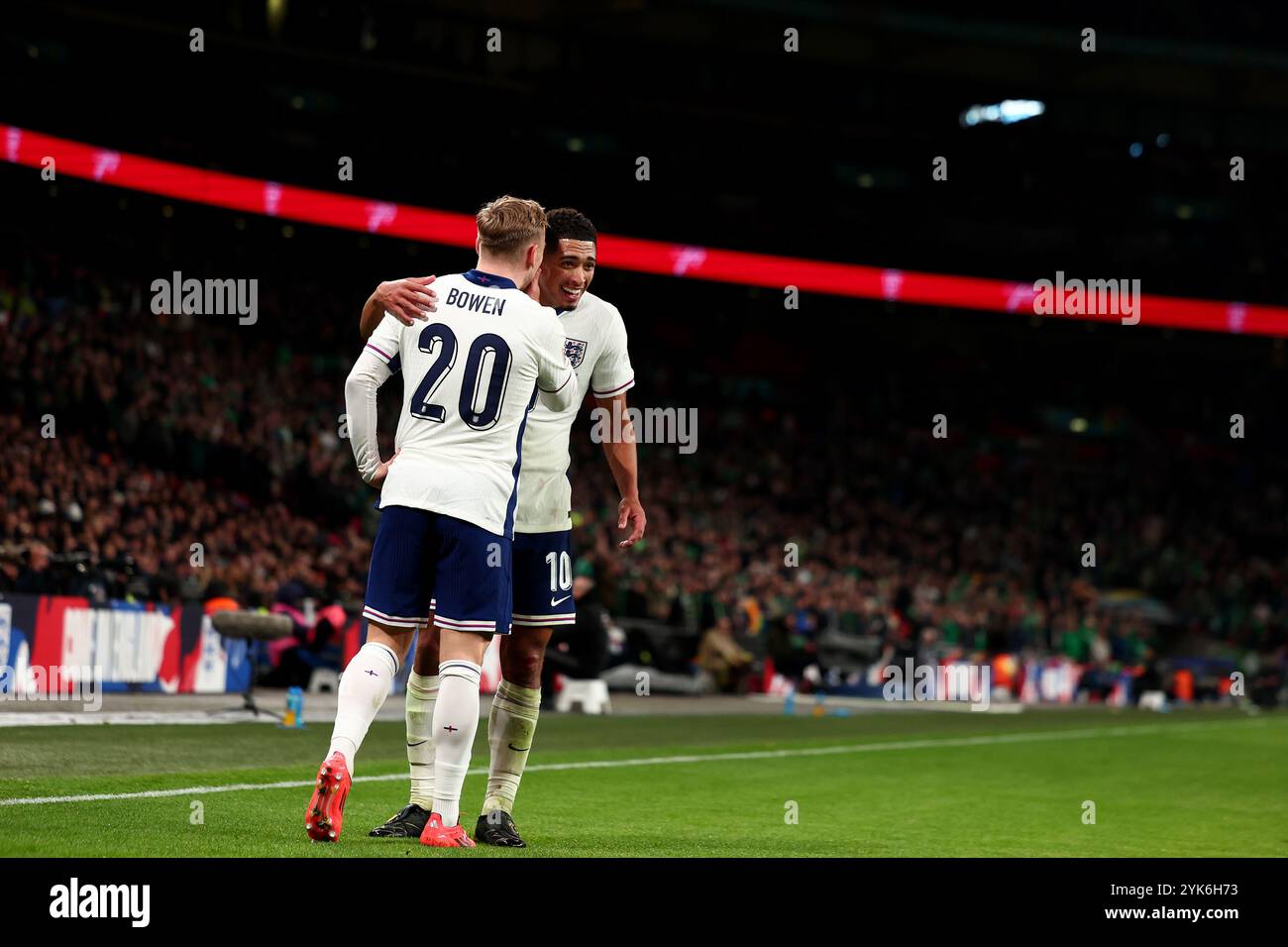 Stade de Wembley, Londres, Royaume-Uni. 17 novembre 2024. Nations League, League B, Group 2 International Football, Angleterre contre la République d'Irlande ; Jude Bellingham d'Angleterre parle à Jarrod Bowen Credit : action plus Sports/Alamy Live News Banque D'Images