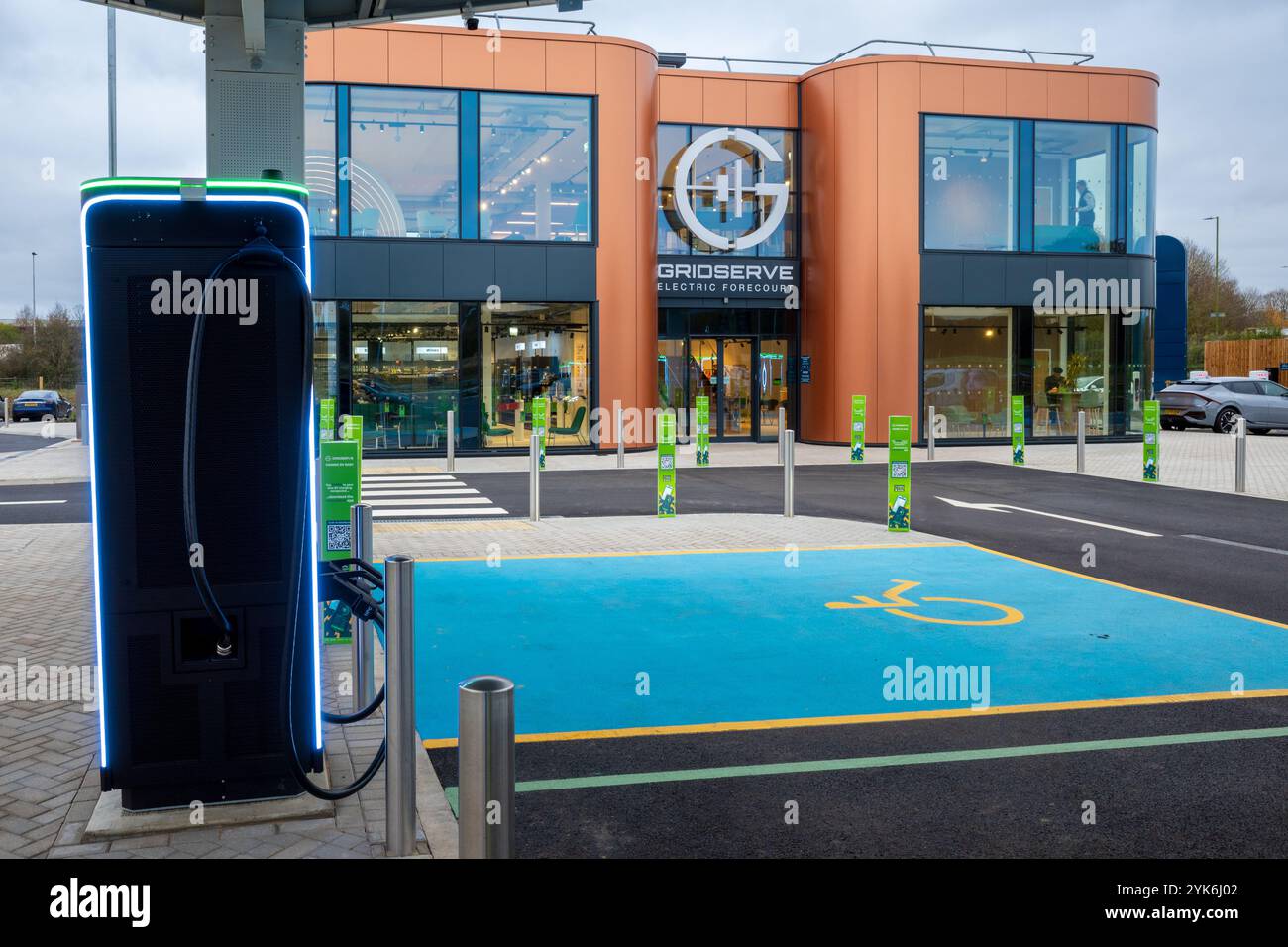 GRIDSERVE piste électrique Stevenage. Station-service Gridserve Electric car sur l'A1M près de Stevenage. Piste électrique Gridserve Stevenage. Banque D'Images