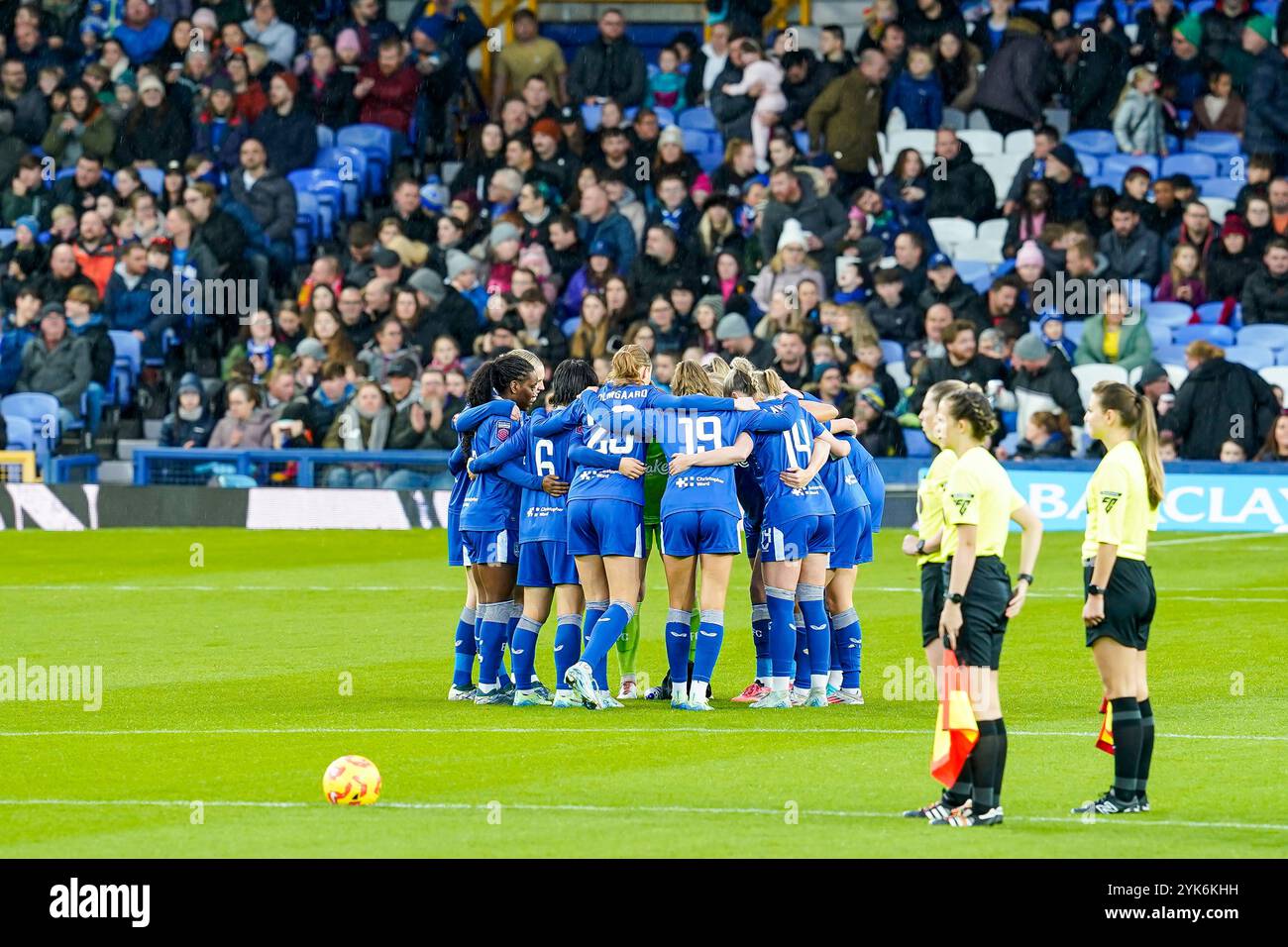 Goodison Park, Liverpool, Royaume-Uni. Dimanche 17 novembre 2024, Barclays Women’s Super League : Everton FC Women vs Liverpool FC Women au Goodison Park. Caucus de l'équipe Everton. Crédit James Giblin/Alamy Live News. Banque D'Images