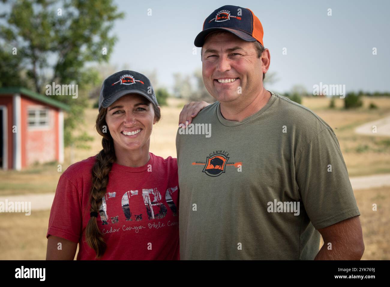 John et Melanie Cammack, propriétaires du ranch de Buffalo de Cammack, exploitent un ranch de buffle de 13 000 acres avec 600 vaches mères, à Stoneville, Dakota du Sud, le 21 juillet 2021. John Cammack est un éleveur de quatrième génération. Le principal défi de cette année est la sécheresse et la meilleure façon d'adapter les pratiques de pâturage au manque d'eau. Pendant les saisons normales, les nombreux ruisseaux du ranch coulent avec de l'eau. Comme les buffles tournent d'un champ à l'autre, ils doivent souvent traverser un ou plusieurs ruisseaux chaque jour. M. Cammack affirme que, d’abord et avant tout, l’utilisation de l’USDA présente des avantages financiers. Il est suivi par l'utilisation du NRCS Banque D'Images