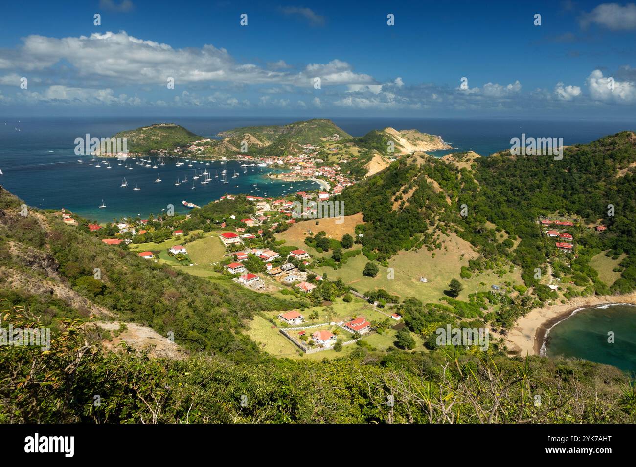 Vue sur les îles des Saintes, incluant Terre-de-Haut et sa baie, Guadeloupe, France Banque D'Images