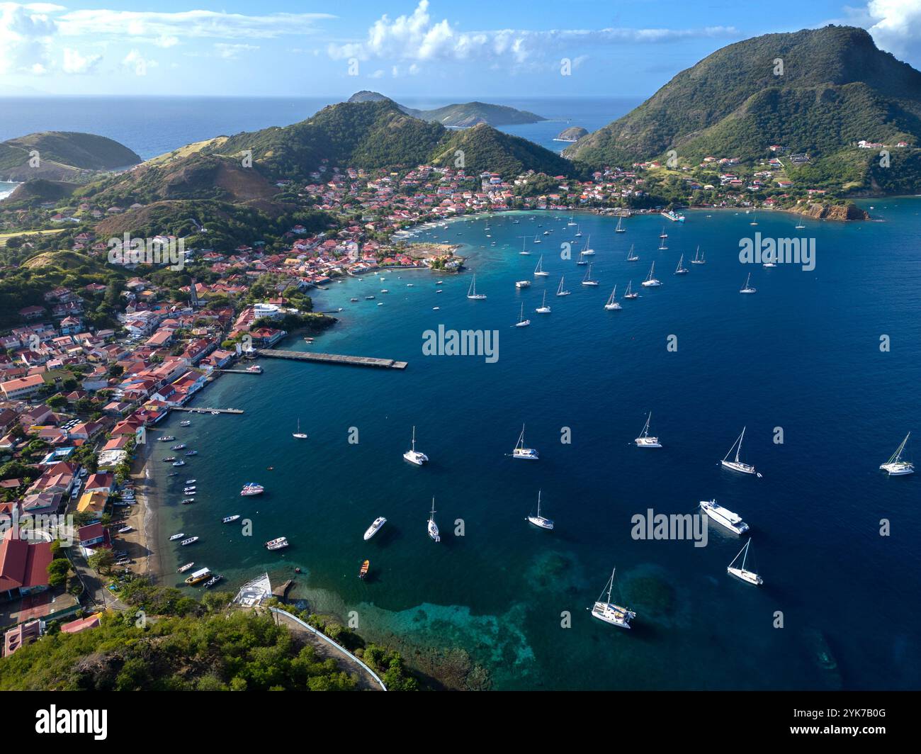 Vue aérienne du port de Terre-de-Haut dans les îles des Saintes en Guadeloupe, France Banque D'Images