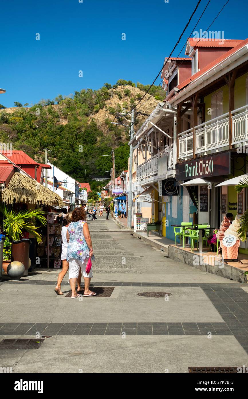 Rue Jean Cabot commerces et restaurants à Terre-de-Haut sur l'île des Saintes, Guadeloupe, Caraïbes françaises Banque D'Images