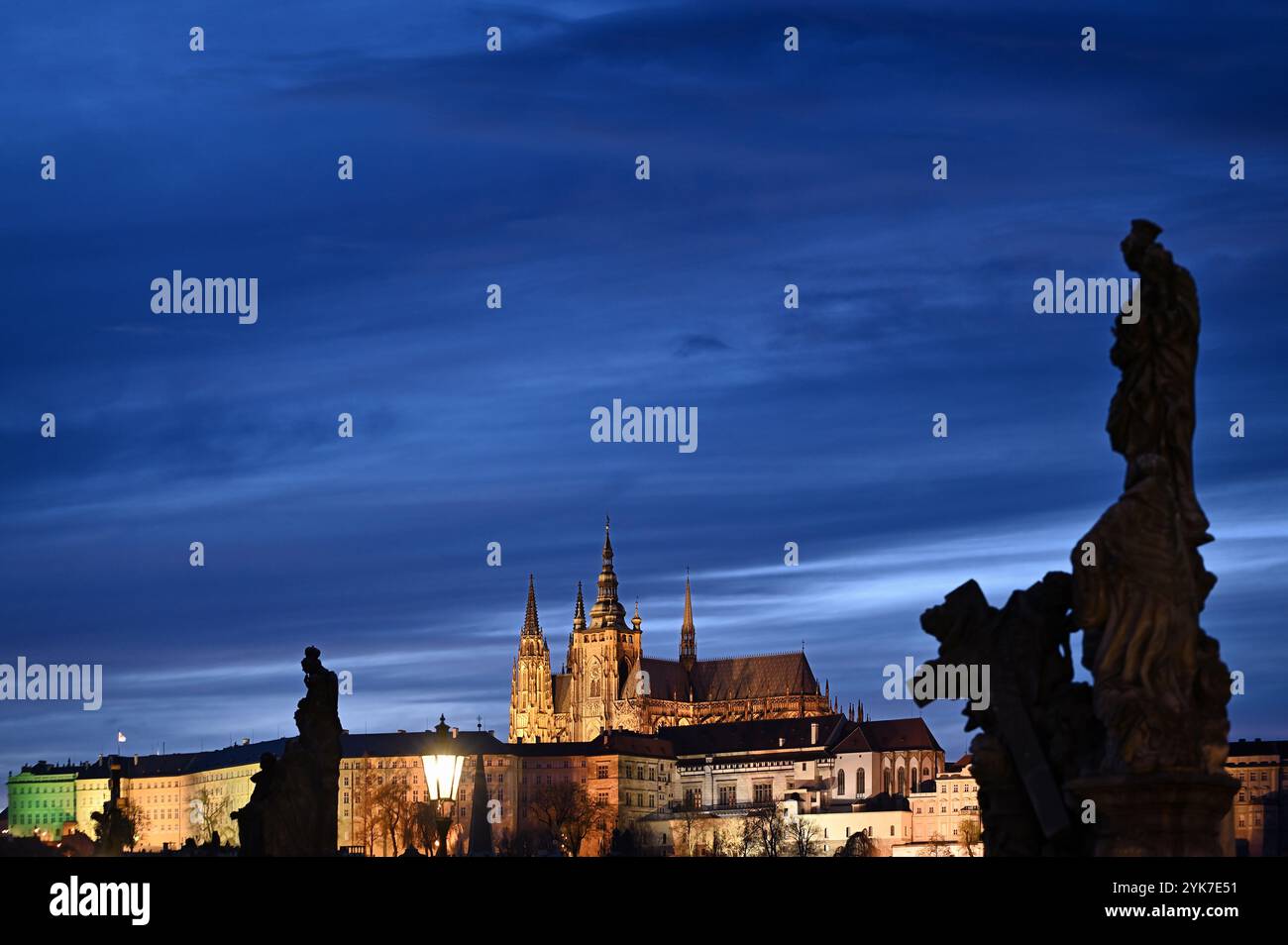 Château de Prague au crépuscule du pont Charles. Prague, République tchèque Banque D'Images