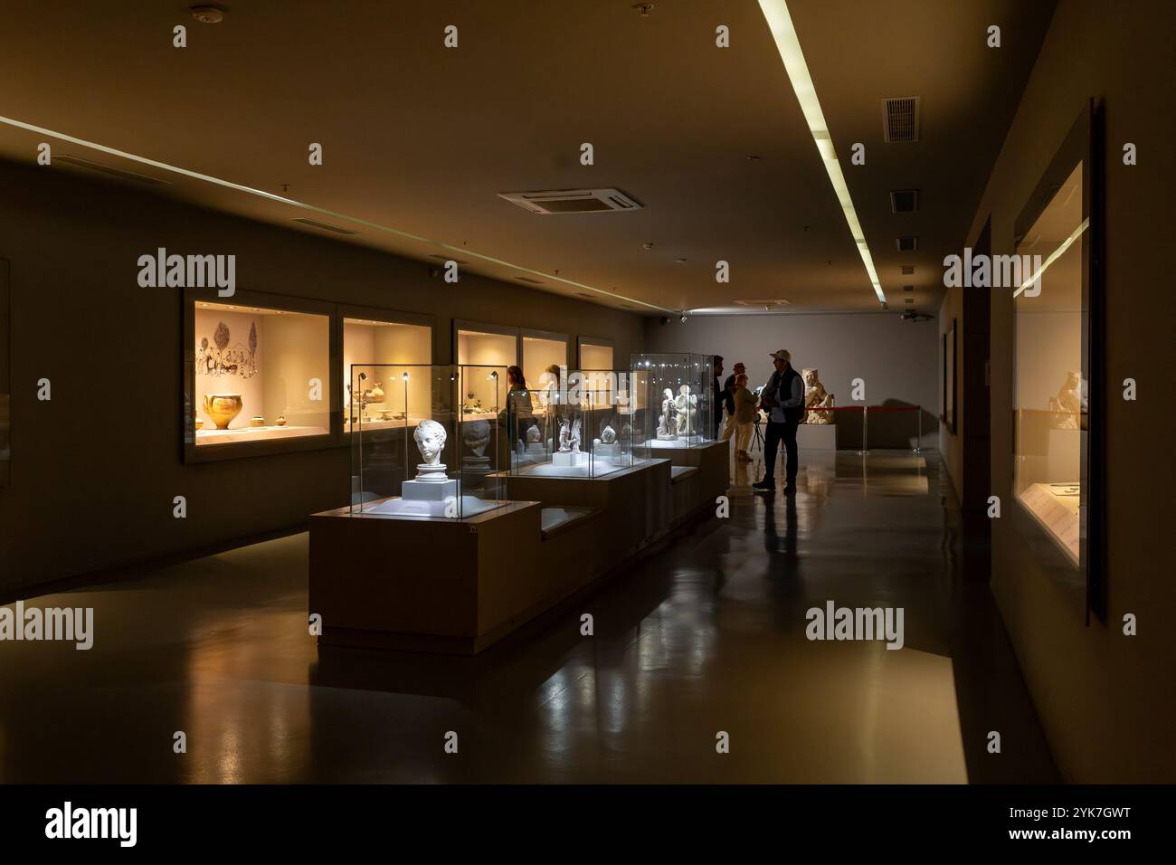 Selçuk, İzmir – TR – 21 octobre 2024 à l’intérieur de la galerie du Musée Éphèse, des objets anciens comme des statues, des mosaïques et des poteries sont exposés en di bien éclairé Banque D'Images