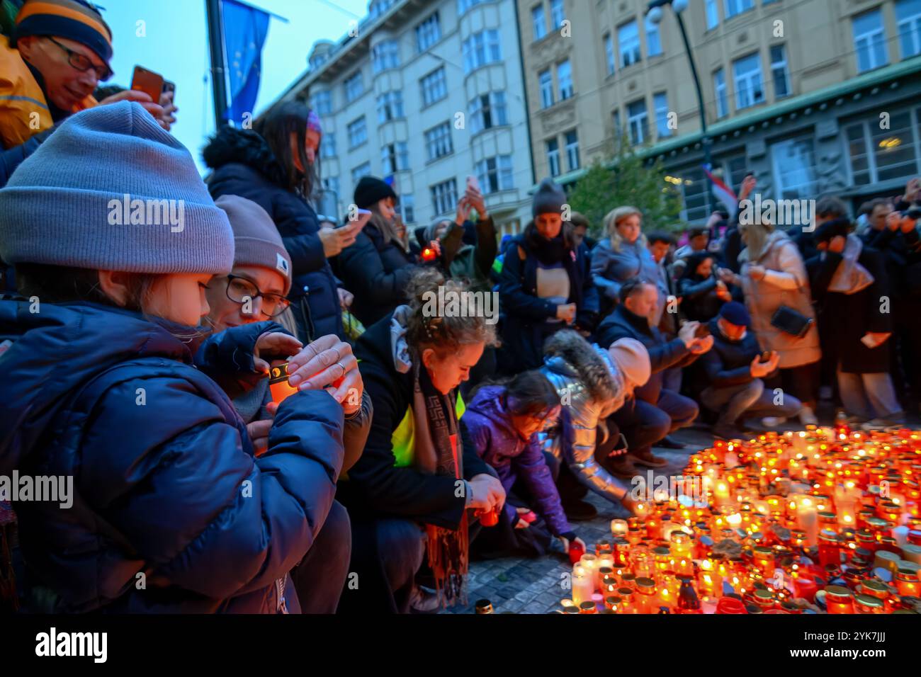 Les gens allument des bougies au mémorial de la Révolution de velours pour commémorer le 35e anniversaire de la Révolution de velours de 1989 dans la rue Narodni à Prague. Les gens célèbrent le 35e anniversaire de la Révolution de velours, qui a eu lieu le 17 novembre 1989. La révolution a commencé avec une manifestation étudiante à Prague qui a été réprimée par la police anti-émeute. La réaction violente a déclenché une vague de protestations anti-communistes, menant à la fin des 41 ans de régime à parti unique en Tchécoslovaquie. Ce mouvement historique a finalement transformé le pays en une république parlementaire. Dramaturge et droits de la personne AC Banque D'Images