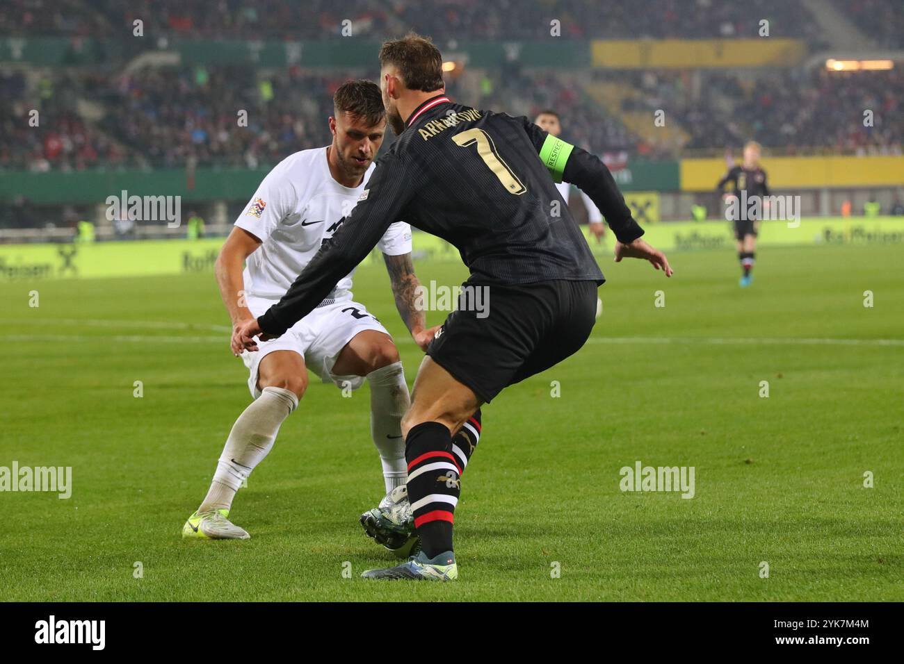 Vienne, Autriche. 17 novembre 2024. VIENNE, AUTRICHE - 17 NOVEMBRE : David Brekalo de Slovénie et Marko Arnautovic d'Autriche lors du match UEFA Nations League - League B Group B3 entre l'Autriche et la Slovénie au stade Ernst Happel le 17 novembre 2024 à Vienne, Autriche .241117 SEPA 07 145 - 20241117 PD12500 crédit : APA-PictureDesk/Alamy Live News Banque D'Images