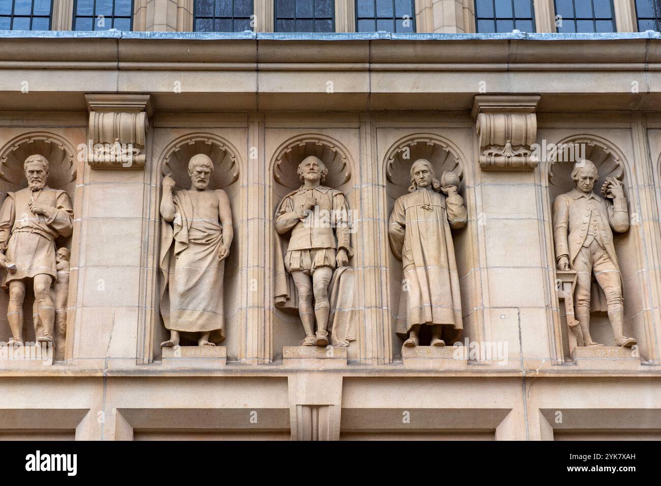 Statues de grands hommes des mondes de l'art, de la philosophie, de la science et de l'industrie sur la porte principale du bâtiment Aston Webb, Université de Birmingham, Royaume-Uni. Banque D'Images