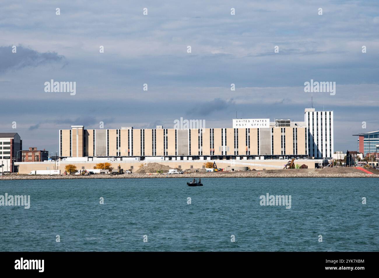 Vue du bureau de poste au centre-ville de Detroit Michigan USA depuis Windsor sculpture Garden Park à Windsor, Ontario, Canada Banque D'Images