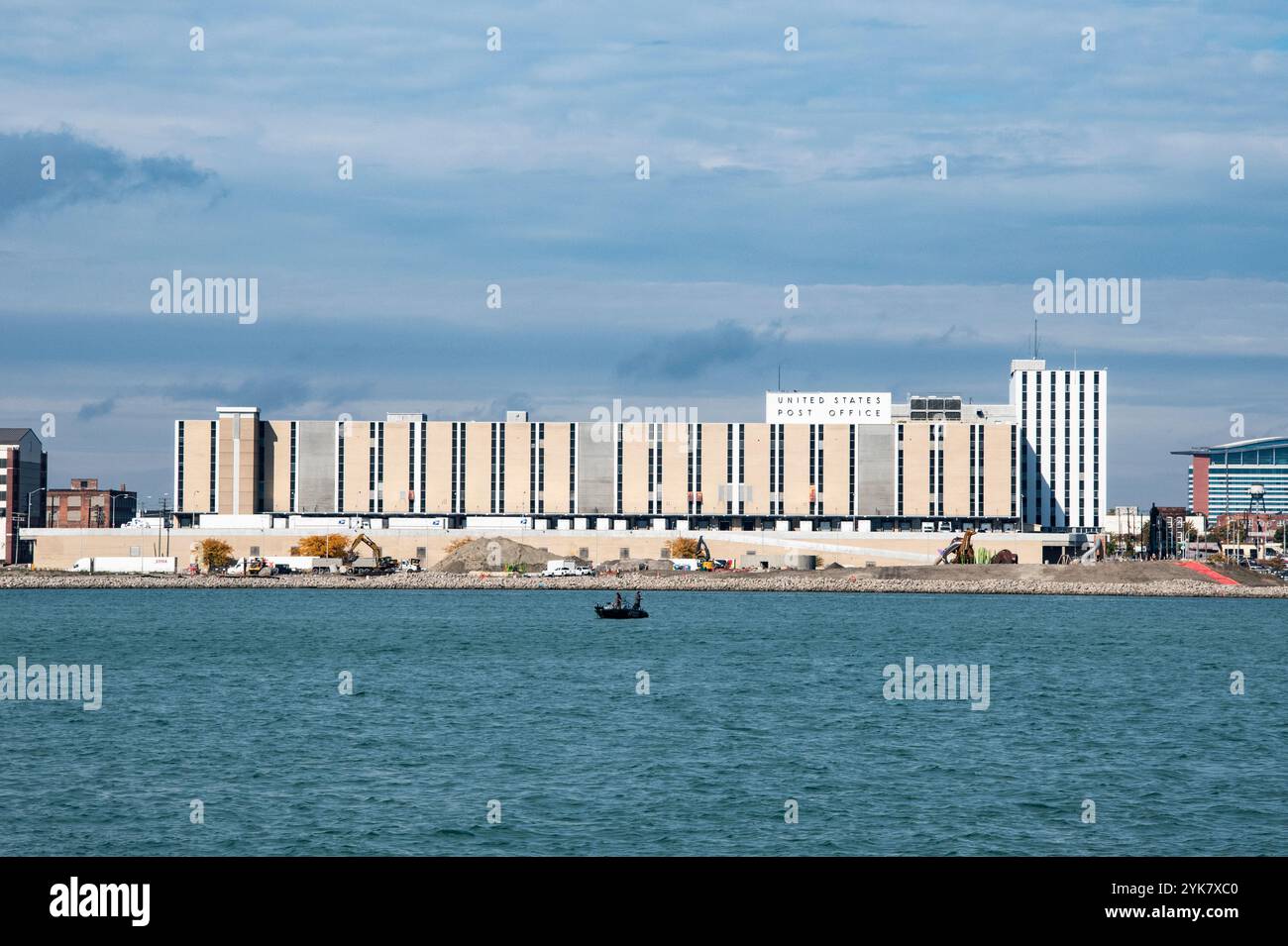 Vue du bureau de poste au centre-ville de Detroit Michigan USA depuis Windsor sculpture Garden Park à Windsor, Ontario, Canada Banque D'Images