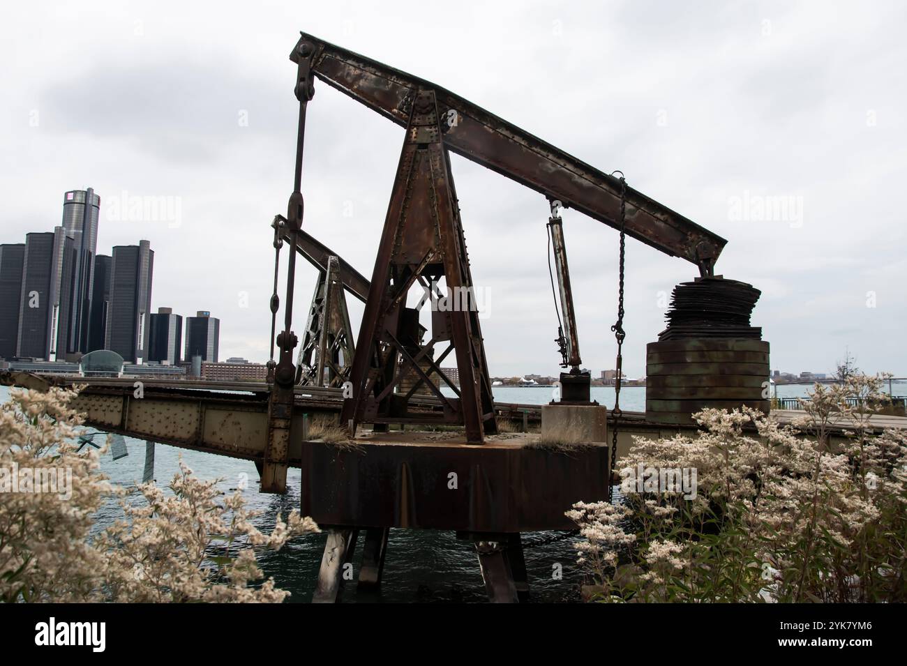 Pompes à pétrole anciennes dans la rivière Detroit au Windsor sculpture Garden Park à Windsor, Ontario, Canada Banque D'Images