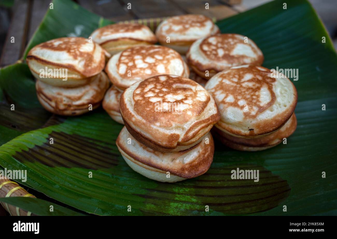 Kue Apem, un gâteau traditionnel indonésien sur le marché alimentaire de rue à Yogyakarta, Indonésie. Banque D'Images