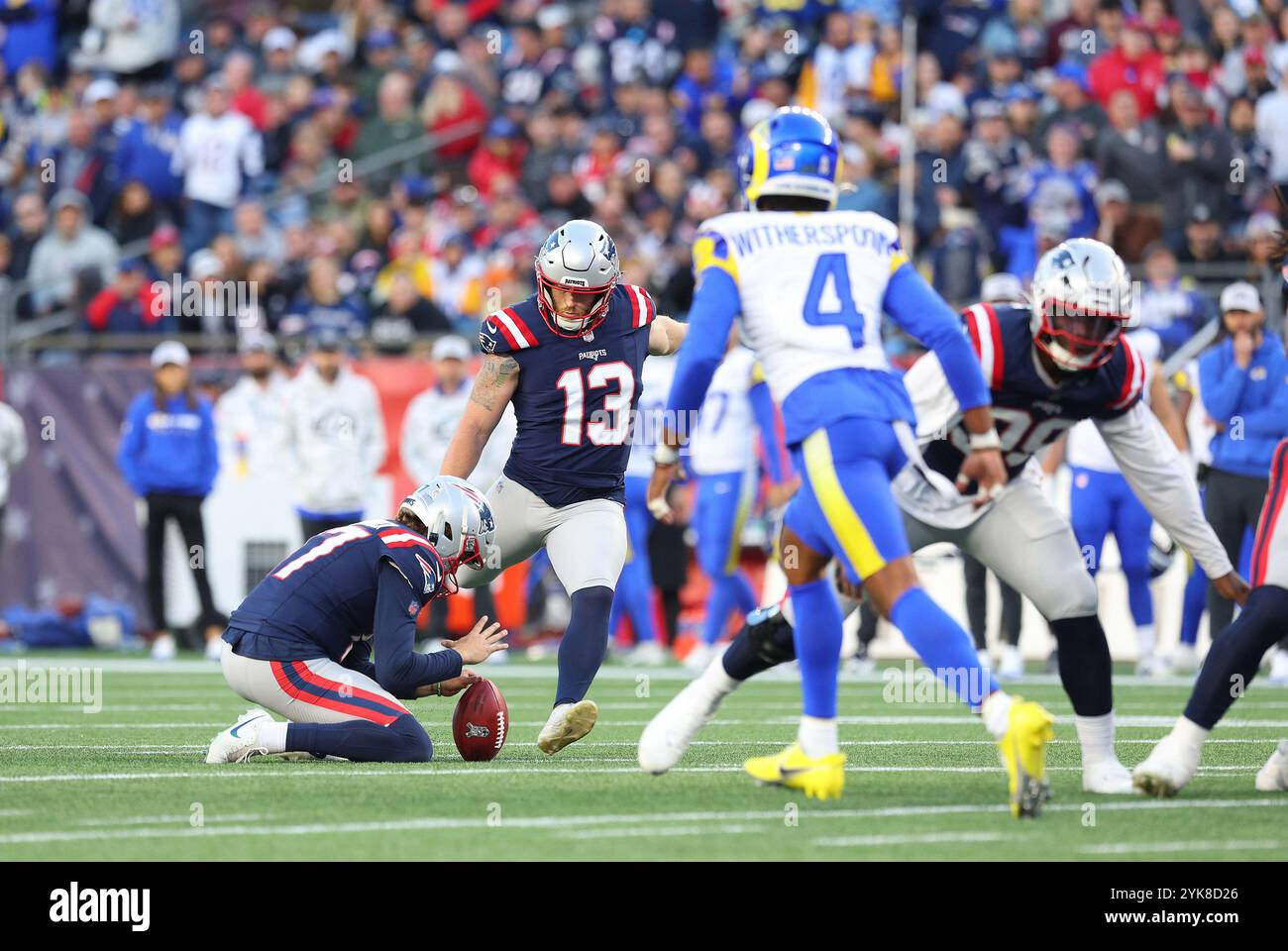 Foxborough, ma, États-Unis. 17 novembre 2024. MA, États-Unis ; les Patriots de la Nouvelle-Angleterre placent le kicker Joey Slye (13 ans) en action lors du match NFL entre les Rams de Los Angeles et les Patriots de la Nouvelle-Angleterre à Foxborough, ma. Anthony Nesmith/CSM/Alamy Live News Banque D'Images