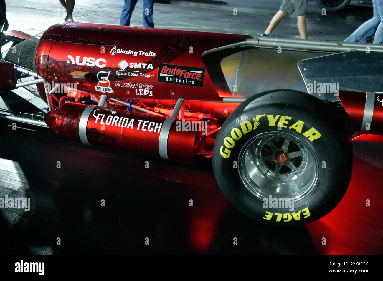 Bithlo. Comté d'Orange. Floride. ÉTATS-UNIS. 16 novembre 2024 fondée en 2006, Larsen Motorsports (LMS) est devenue l'une des équipes d'exposition les plus recherchées. Gagnant 2 Championnats du monde avec la série IHRA Nitro Jam, LMS possède 6 équipes de course à réaction d'élite qui sont les favoris de la foule, y compris la voiture de championnat du monde 2x pilotée par Elaine Larsen. Basé à Palm Bay, FL LMS fait campagne pour Florida Tech et House of Kolor jet dragsters à plus de deux douzaines d'événements par an. LMS est fier de la sécurité et de l'innovation et est à la pointe des nouvelles technologies. Julian Leek / Alamy Live News Banque D'Images