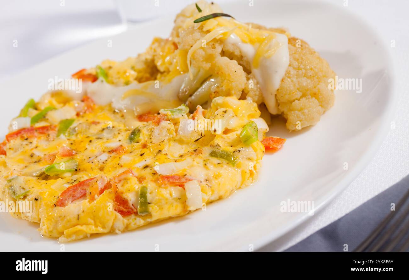 Omelette avec chou-fleur Banque D'Images
