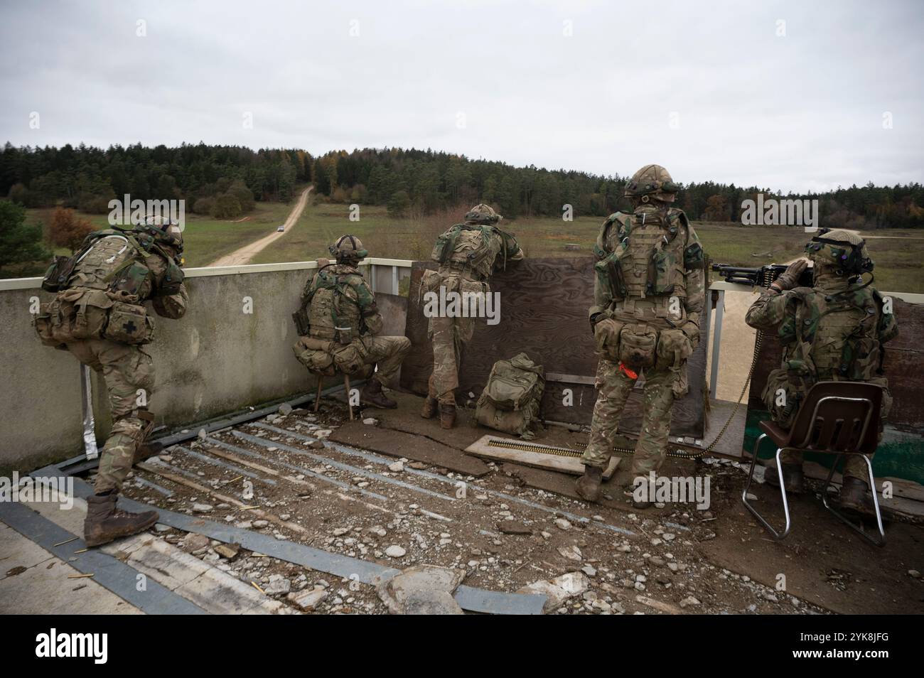 Les cadets officiers de l'armée britannique de l'Académie royale militaire - Sandhurst pendant le balayage d'une zone ouverte pour le déplacement de l'ennemi pendant la victoire dynamique 24-03 au Centre de préparation multinationale mixte (JMRC) près de Hohenfels, Allemagne, 15 novembre 2024. La victoire dynamique est le dernier exercice que les cadets officiers subissent à l'Académie royale militaire - Sandhurst. Le JMRC fournit des installations, un environnement d'entraînement et une force d'opposition pour s'assurer que les cadets sont aptes à commander et à diriger des soldats. (Photo de l'armée américaine par le sergent Donovon Lynch) Banque D'Images